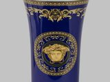 vase bleu et or orné d'une tête de Méduse sur le devant