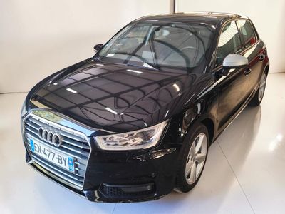 une image d'une voiture audi noire dans une salle d'exposition