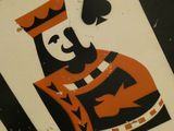 un panneau sur lequel figure l'image d'un roi de pique