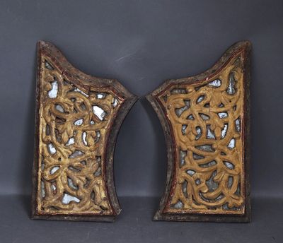 paire d'appliques murales anciennes en bois sculpté avec des inserts en verre