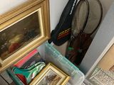 deux raquettes de tennis et une photo dans une boîte