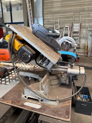 a machine that is sitting on a table in a garage
