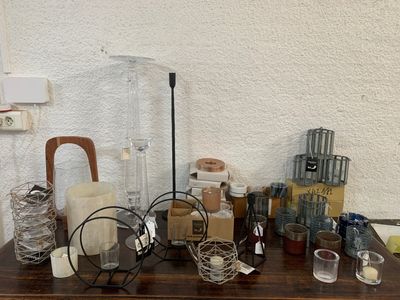 une table en bois sur laquelle sont posés tout un tas d'objets