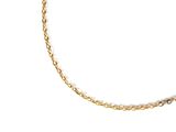 gros plan d'un bracelet en chaîne en or sur fond blanc
