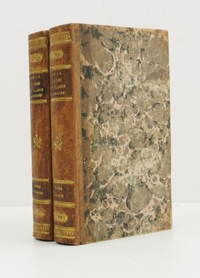 un vieux livre posé sur une table blanche à côté d'un livre