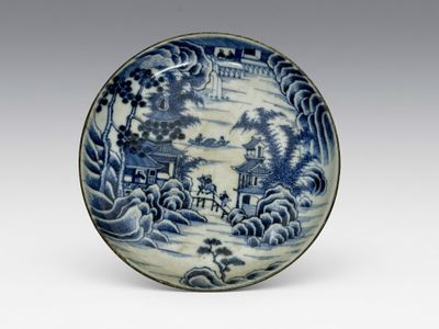 assiette bleue et blanche ornée d'un paysage