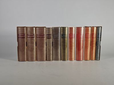 une rangée de livres empilés les uns sur les autres sur une table