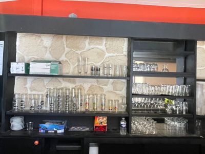 un bar sur lequel sont posés plusieurs verres