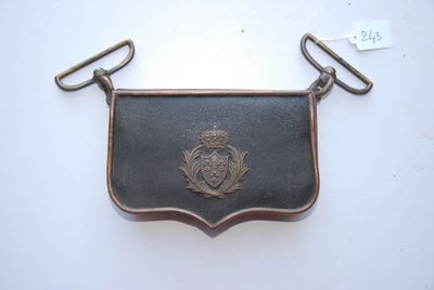 un petit porte-monnaie en métal orné d'un emblème en métal