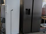 trois réfrigérateurs posés au milieu d'une pièce
