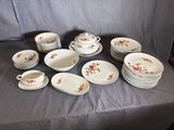 beaucoup d'assiettes et de tasses posées sur une table
