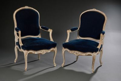 paire de fauteuils de style Louis XV avec assises recouvertes de velours bleu