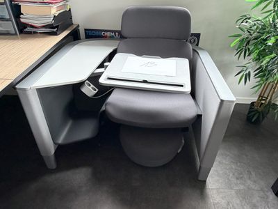 un bureau d'ordinateur sur lequel est posé un ordinateur portable