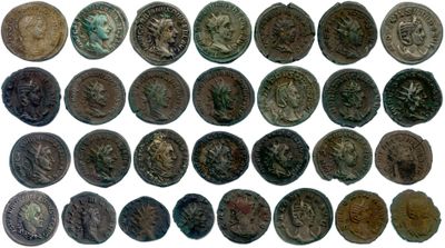 une vaste collection de pièces de monnaie romaines antiques sur fond blanc