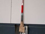 une pelle rouge et blanche accrochée au mur