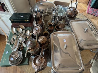 une table avec beaucoup d'argenterie