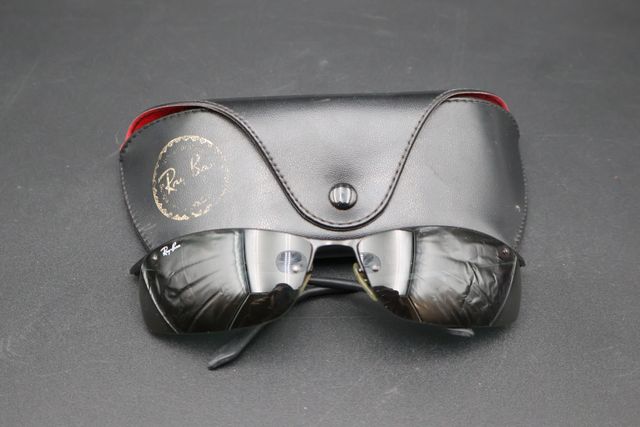 RAYBAN – Paire de lunette de soleil pour Homme avec son étui 