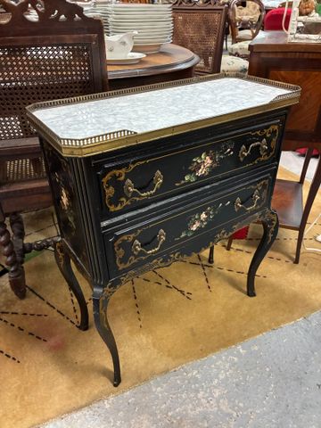 Petite commode sauteuse ouvrant à deux tiroirs en bois noirci des