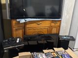un téléviseur posé sur une table