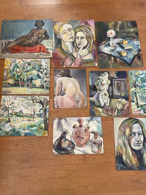 de nombreux tableaux posés par terre dans cette pièce