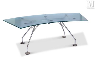 une image d'une table en verre avec des pieds en métal et un plateau en verre
