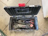 une boîte à outils avec des outils à l'intérieur sur le sol
