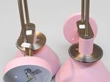 deux lampes roses placées l'une à côté de l'autre sur une table