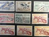 six timbres différents, de couleurs et de motifs variés, sur un fond noir