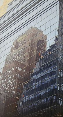 le reflet d'un bâtiment dans la vitre d'un autre bâtiment