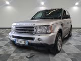 un Land Rover argenté garé dans une pièce au sol carrelé