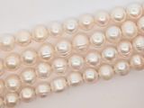 des perles sont disposées en rangée sur une surface blanche