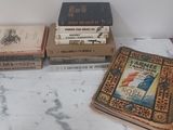 de nombreux livres posés sur une table en marbre dans une pièce