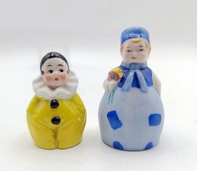 Lot de deux petites salières en porcelaine "Pierrot" marque …