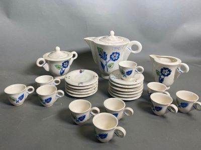 un grand nombre de tasses et de soucoupes posées sur une table
