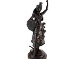 une image représentant une statue en bronze d'une femme tenant un éventail