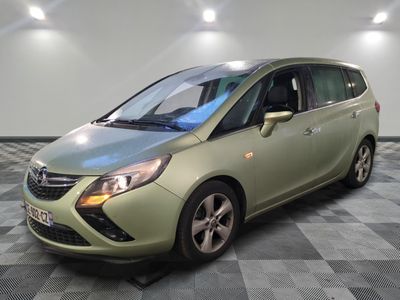 une photo d'une petite voiture verte dans une pièce