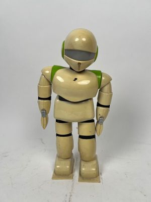 un robot jouet posé sur une surface blanche