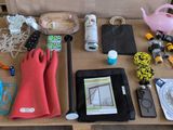 une table sur laquelle sont disposés divers objets
