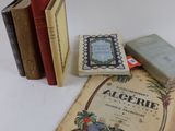 plusieurs livres sont empilés sur une table