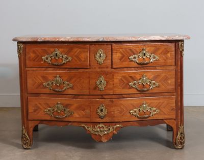 Commode en marqueterie de bois de placage ouvrant à quatre tiroirs.