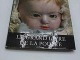 un livre sur lequel figure la photo d'un bébé
