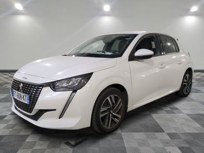 la voiture blanche est garée sur le sol à carreaux d'une pièce