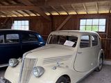 deux vieilles voitures garées dans un garage
