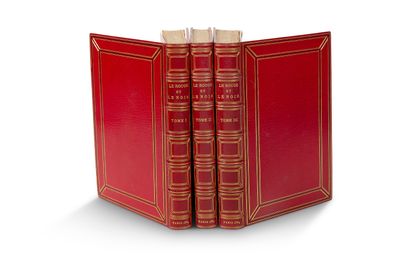deux livres rouges posés l'un sur l'autre sur une surface blanche