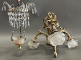 un lustre auquel est suspendu un abat-jour en verre