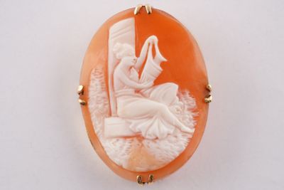 une photo d'un camée orange et blanc représentant une femme
