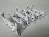 un ensemble d'animaux en céramique posés sur une table