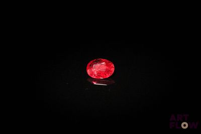 un diamant rouge dans l'obscurité