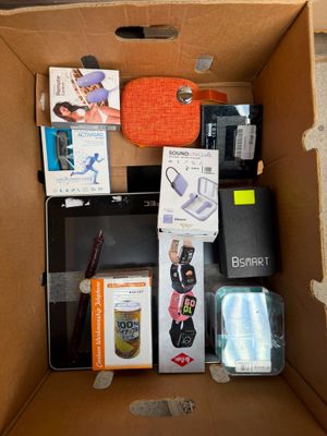 une boîte en carton remplie d'appareils électroniques et d'autres articles