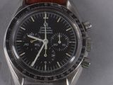 Gros plan sur une montre avec un bracelet en cuir marron